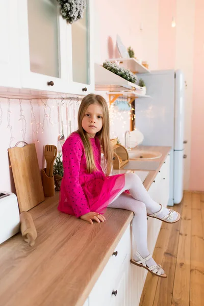 Pequena Criança Bonito Rosa Brilhante Roupas Malha Belo Interior Cozinha — Fotografia de Stock
