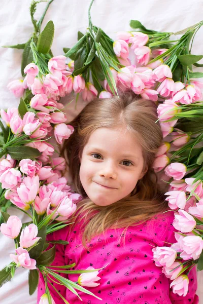 Pembe Elbiseli Küçük Bir Kızın Portresi Çiçekli Kız Anneler Günü — Stok fotoğraf