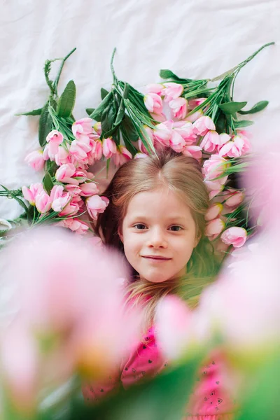 ピンクのドレスに花を持つかわいい女の子の肖像画 花の女の子 母の日 最上階の眺め — ストック写真