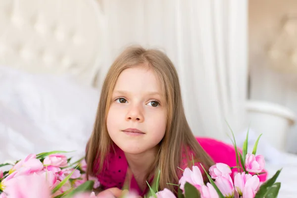 Çiçekli Şirin Küçük Bir Kızın Portresi Bahar Portresi Anneler Günü — Stok fotoğraf