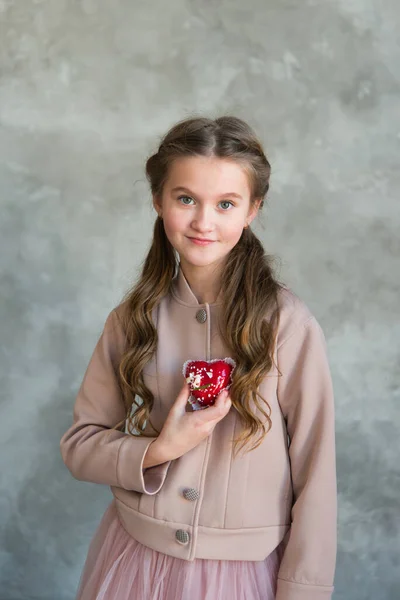 Retrato Uma Menina Alegre Que Segura Bolo Vermelho Forma Coração — Fotografia de Stock