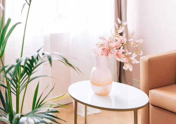 Arredamento Morbido Casa Brocca Vetro Vaso Con Fiori Bianchi Rosa — Foto Stock
