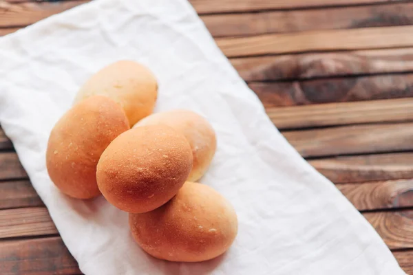 Jästbullar Till Middag Färska Hembakade Bullar Vit Servett Linne — Stockfoto