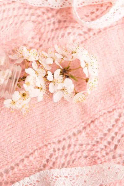 Fleurs Cerisier Dans Petit Vase Verre Sur Délicat Fond Tricoté — Photo