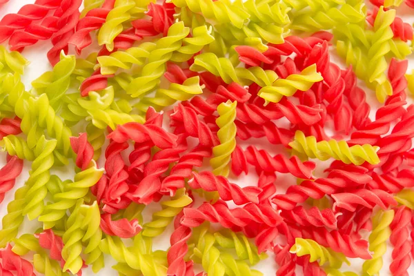 Fusille ve Rotini 'nin arka planında beyaz cam bir kase içinde. makarna kolorata