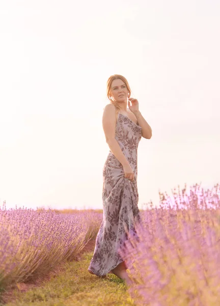 Schöne Frau Einem Langen Sommerkleid Einem Lavendelfeld Sommer Sonnenuntergangslandschaft — Stockfoto