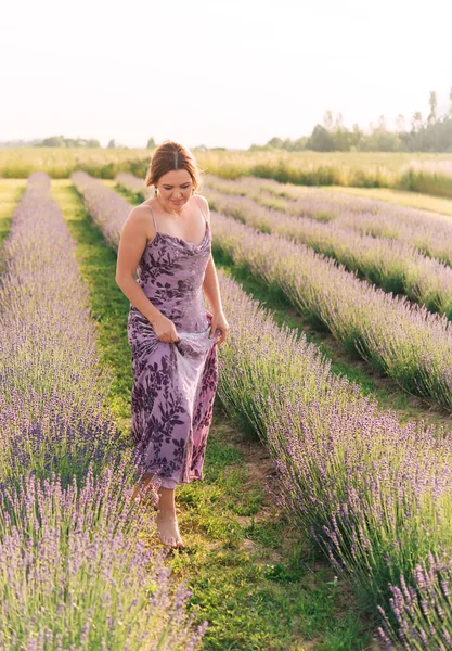 Mooie Vrouw Een Lange Zomerjurk Een Lavendelveld Zomer Zonsondergang Landschap — Stockfoto