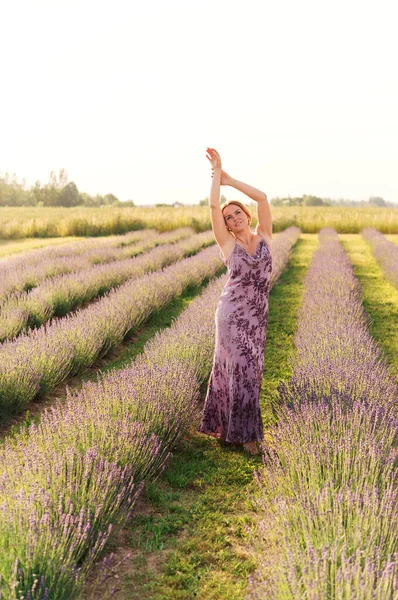 Beautiful Woman Long Summer Dress Lavender Field Summer Sunset Landscape — ストック写真