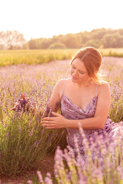 Smuk Kvinde Lang Sommerkjole Lavendelmark Sommeren Solnedgang Landskab - Stock-foto