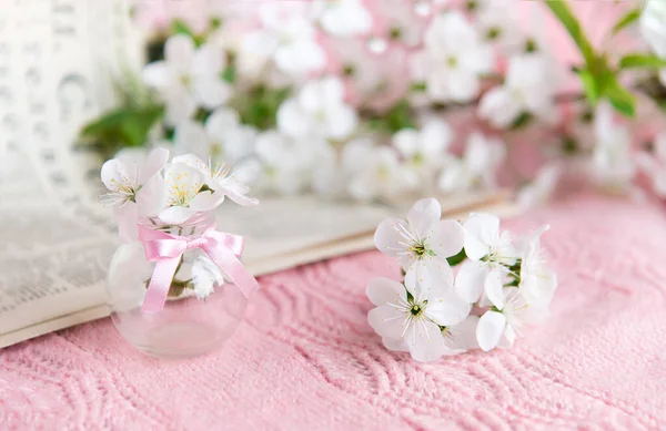 Παλιά εφημερίδα και ένα βάζο με λευκά μικρά λουλούδια σε ροζ φόντο — Φωτογραφία Αρχείου