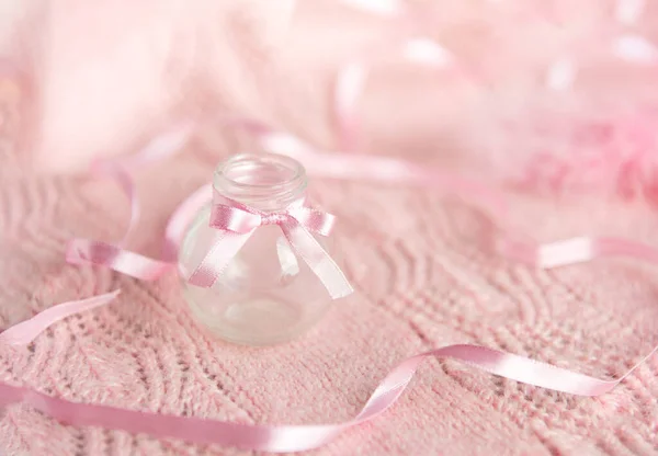 Μικρό Μπουκαλάκι Ροζ Κορδέλα Λεπτό Ροζ Φόντο — Φωτογραφία Αρχείου
