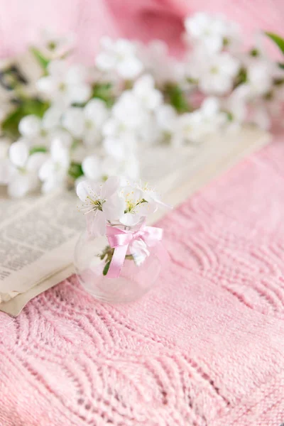 Παλιά Εφημερίδα Και Ένα Βάζο Λευκά Μικρά Λουλούδια Ροζ Φόντο — Φωτογραφία Αρχείου