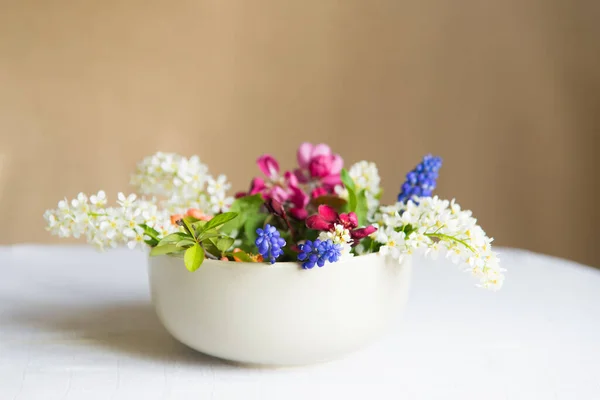 Spring Blooming Delicate Flowers Vase Table White Tablecloth Pastel Bouquet — Stock Photo, Image