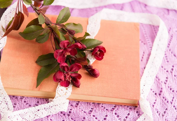 Vieux Livre Avec Des Petites Fleurs Rouges Sur Fond Lilas — Photo