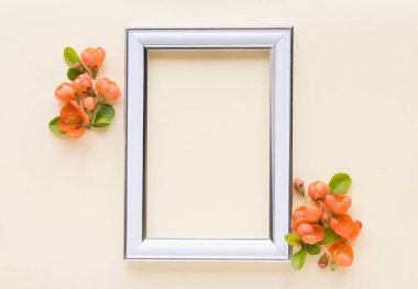 Güzel bir çiçek aranjmanı. Parlak turuncu çiçekler, açık renkli arka planda boş fotoğraf çerçevesi. Düğün için. Doğum günü. Sevgililer Günü. Anneler Günü.