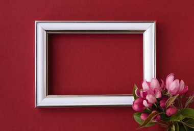 Güzel bir çiçek aranjmanı. Açık pembe çiçekler, boş fotoğraf çerçevesi kırmızı arkaplandaki mesajlar için. Düğün için. Doğum günü. Sevgililer Günü. Anneler Günü.