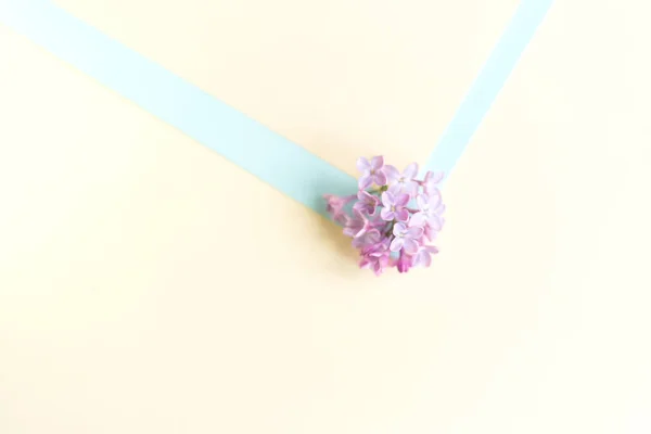 Güzel Çiçek Aranjmanı Leylak Çiçekleri Açık Renkli Arka Planda Yazı — Stok fotoğraf