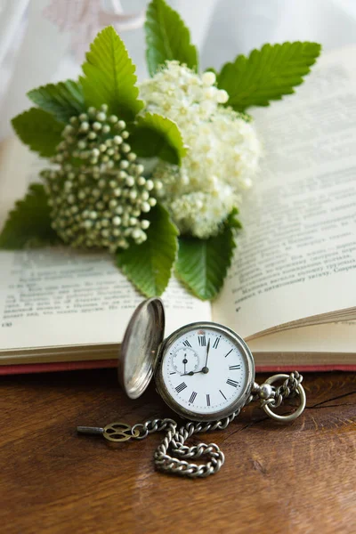 Vintage Old Book Clock Flowers Wooden Background — стоковое фото