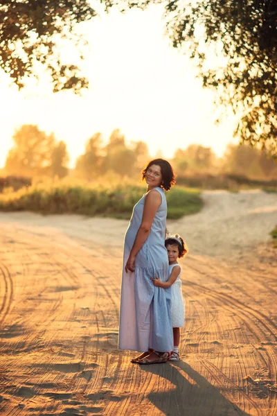 Gravid Kvinna Och Hennes Dotter Parken Vid Solnedgången Lycklig Familj — Stockfoto