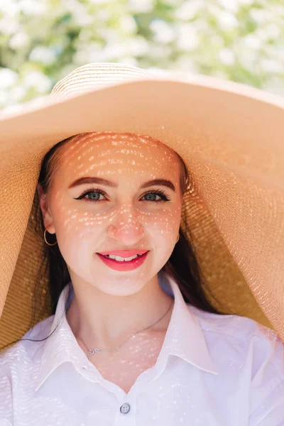 Beautiful Young Girl Big Straw Hat Smiling Summer Day — ストック写真