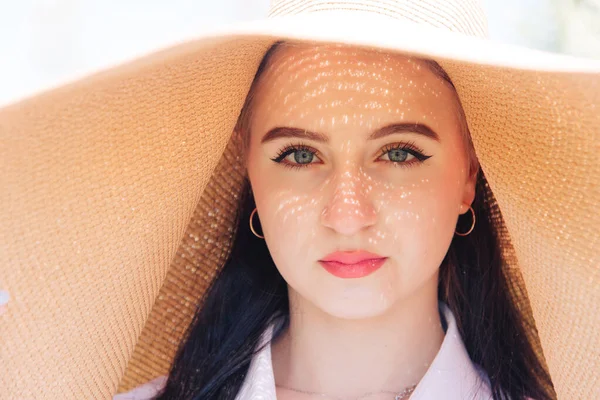 Beautiful Young Girl Big Straw Hat Smiling Summer Day — ストック写真