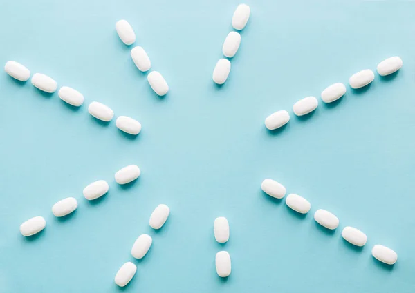Fehér Pirulák Pasztell Háttérrel Kapszulák Kerek Tabletták Közelről Egészségügyi Gyógyszerészeti — Stock Fotó
