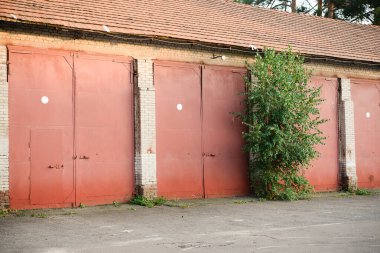 Eski, yıpranmış garajlar, kapı sıraları.