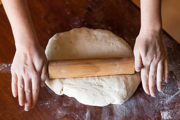 Bagaren Rullar Degen Bordet — Stockfoto