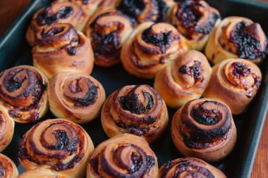 Reçelli ve çikolatalı maya çöreği yapıyorum. El yapımı kekler..