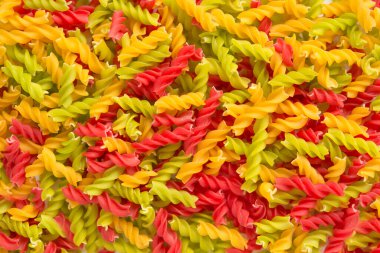 Fusille ve Rotini 'nin arka planında beyaz cam bir kase içinde. makarna kolorata