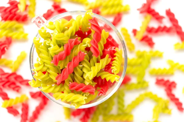 Fundo close-up de Fusille e Rotini em uma tigela de vidro em branco. massa — Fotografia de Stock