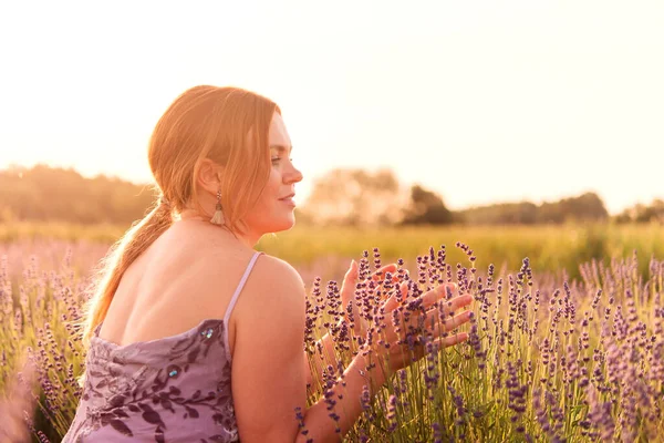 夏にラベンダー畑で美しい女性の肖像画 夕日の風景 — ストック写真