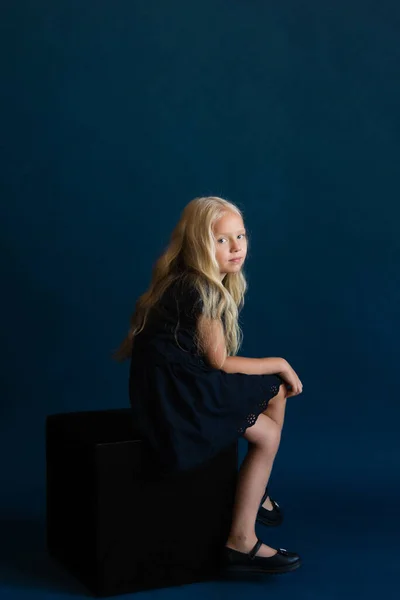 Χαριτωμένο Κορίτσι Μακριά Ξανθά Μαλλιά Σκούρο Φόρεμα Studio Shot Σκοτεινό — Φωτογραφία Αρχείου