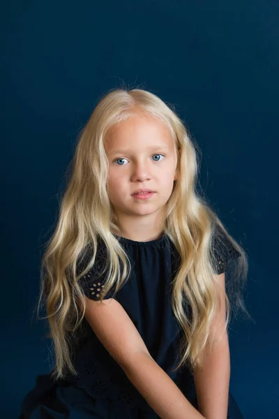 Menina Bonito Com Cabelo Loiro Longo Vestido Escuro Estúdio Tiro — Fotografia de Stock