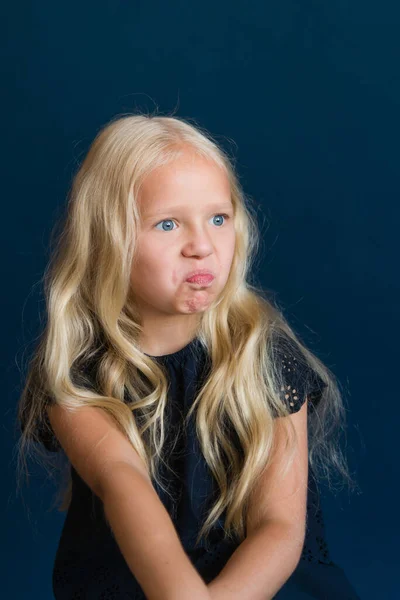 Χαριτωμένο Κορίτσι Μακριά Ξανθά Μαλλιά Σκούρο Φόρεμα Studio Shot Σκοτεινό — Φωτογραφία Αρχείου
