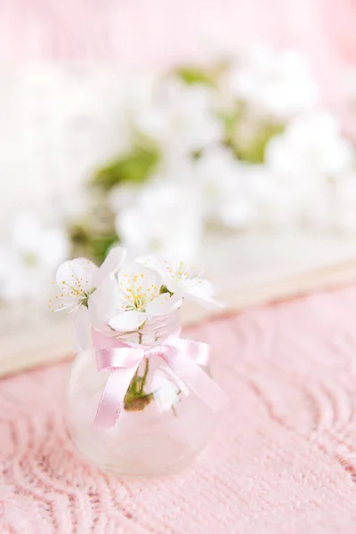 Άνοιγμα Παλιού Βιβλίου Λευκά Μικρά Λουλούδια Ροζ Φόντο — Φωτογραφία Αρχείου