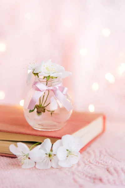 Άνοιγμα Παλιού Βιβλίου Λευκά Μικρά Λουλούδια Ροζ Φόντο — Φωτογραφία Αρχείου