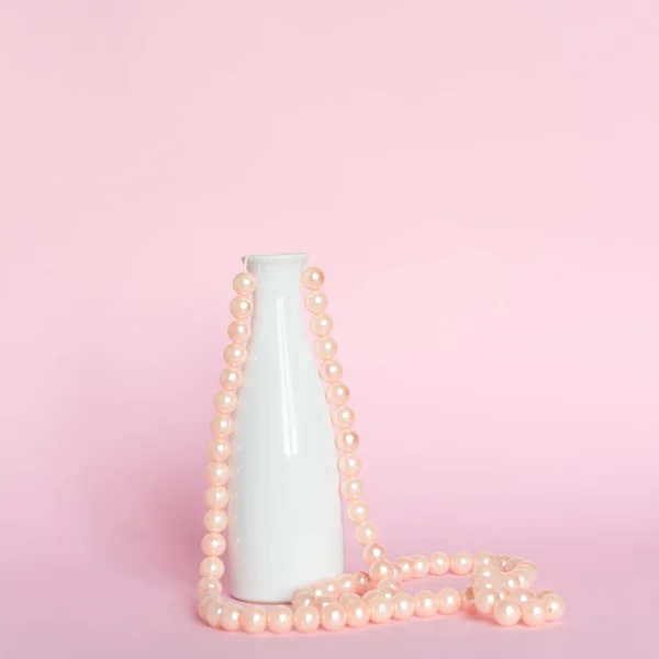 Vaso Bianco Perle Sfondo Rosa Primo Piano — Foto Stock