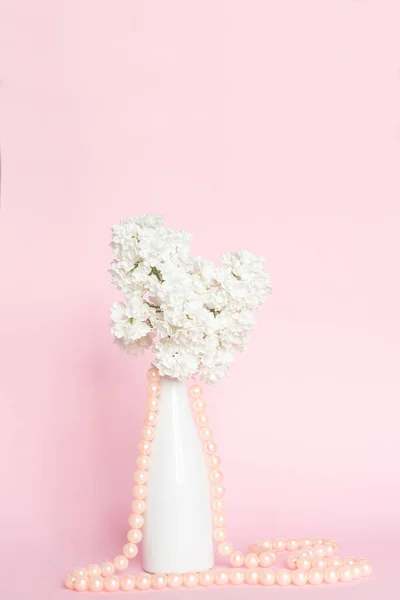 Fleur Lilas Blanche Dans Vase Blanc Sur Fond Pastel Beau — Photo