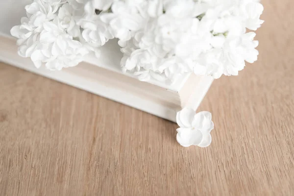 White Flowers White Book Wooden Background — Stock Photo, Image