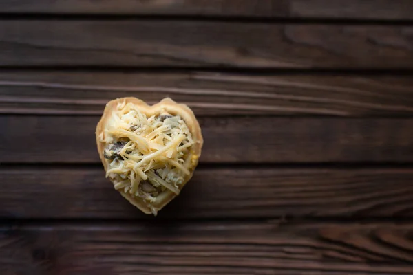 Srdce Tvarovaný Sýr Koláč Dřevěném Pozadí — Stock fotografie