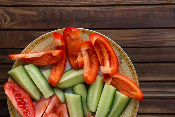 Verduras Redução Tomate Pimentão Pepino Uma Tábua Madeira — Fotografia de Stock