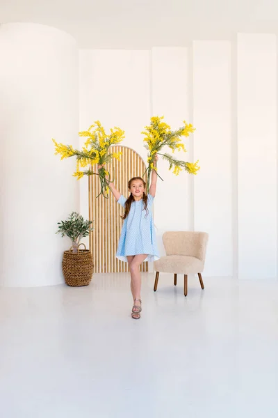 Retrato Una Niña Con Ramo Flores Color Amarillo Primavera Chica — Foto de Stock