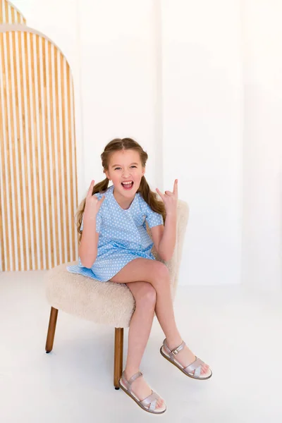Πορτρέτο Ενός Χαρούμενου Συγκινητικού Κοριτσιού Ένα Μπλε Απλό Φόρεμα Ένα — Φωτογραφία Αρχείου