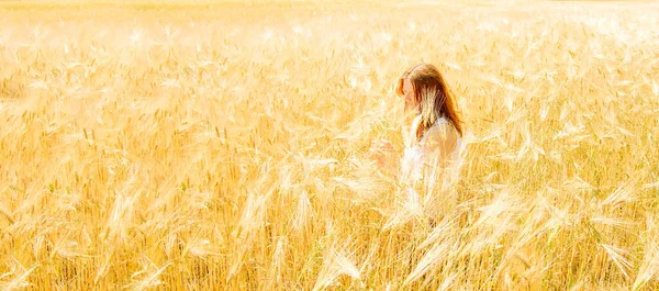 Žena Pšeničném Poli Přírodě — Stock fotografie