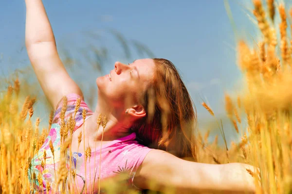 Женщина Пшеничном Поле Открытом Воздухе — стоковое фото