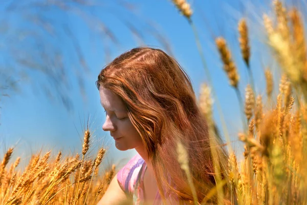 Vrouw Het Tarweveld Buiten — Stockfoto