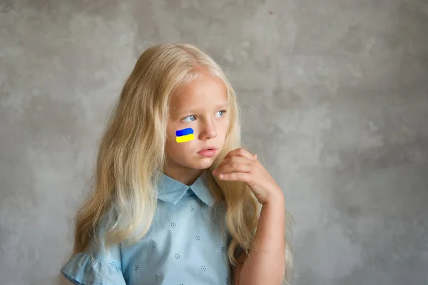 Портрет Украинской Девушки Нарисованным Флагом Щеке Желто Синих Тонах Украинского — стоковое фото