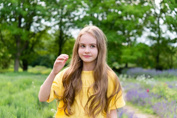 Grappig Gelukkig Meisje Zomer Buiten Plezier Hebben Plezier Met Een — Stockfoto