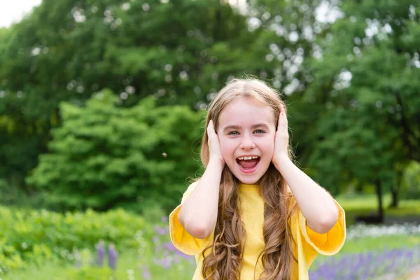 Αστείο Χαρούμενο Κοριτσάκι Εξωτερικούς Χώρους Καλοκαίρι Διασκεδάζοντας Διασκεδάζοντας Χαρούμενο Χαμογελαστό — Φωτογραφία Αρχείου